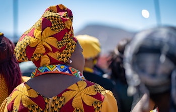 Zulu kvinde iført traditionel farverig beklædning og perler fra Sydafrikas rige kulturarv