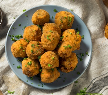 Sprøde bitterballen fra Amsterdam serveret med sennep - en klassisk hollandsk snack du kan nyde på din rejse til Holland