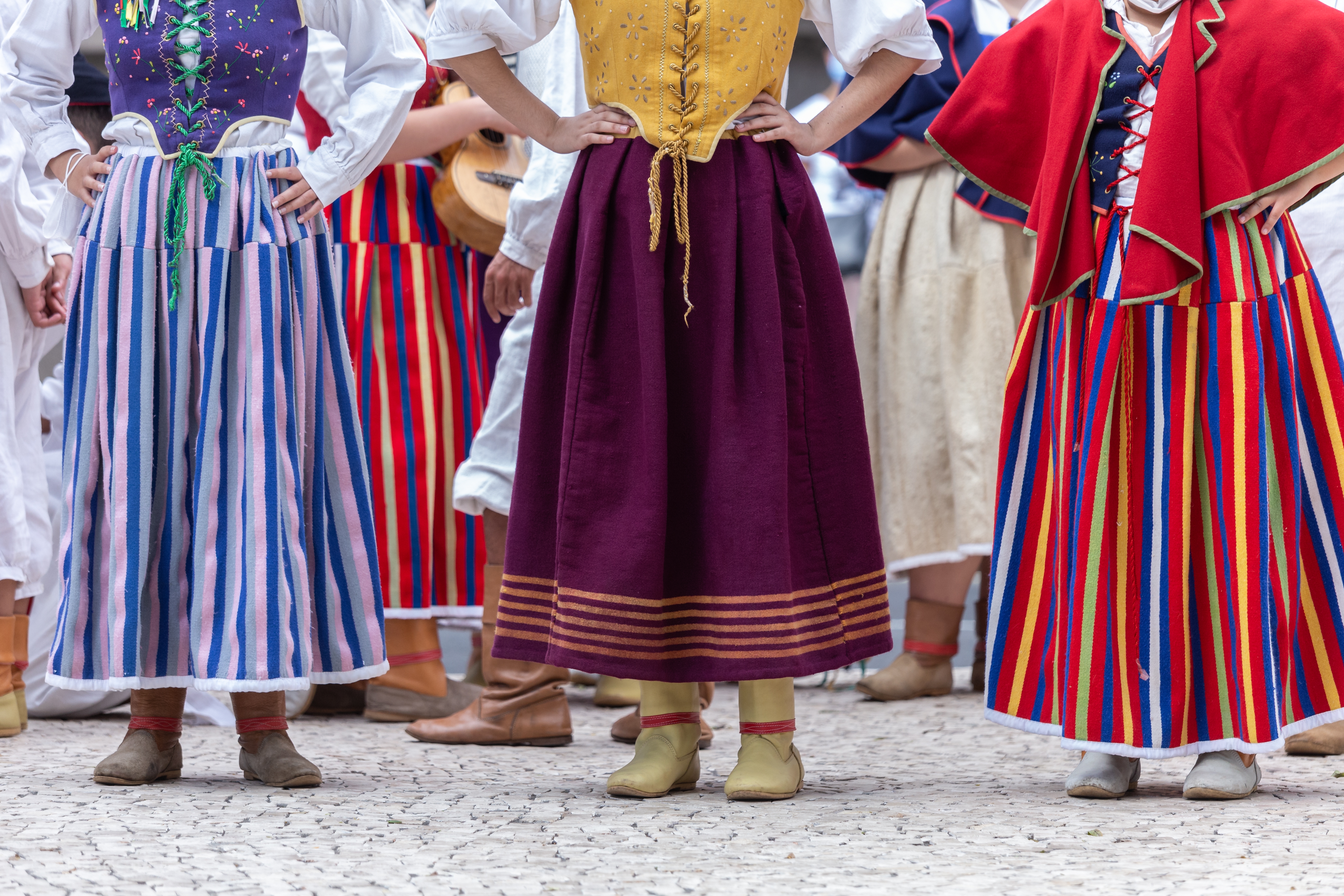 Farverige traditionelle folkedragter fra Bailinho da Madeira, der viser den rige kulturarv på Madeira-øen i Portugal