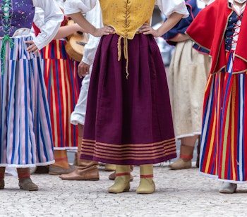 Farverige traditionelle folkedragter fra Bailinho da Madeira, der viser den rige kulturarv på Madeira-øen i Portugal