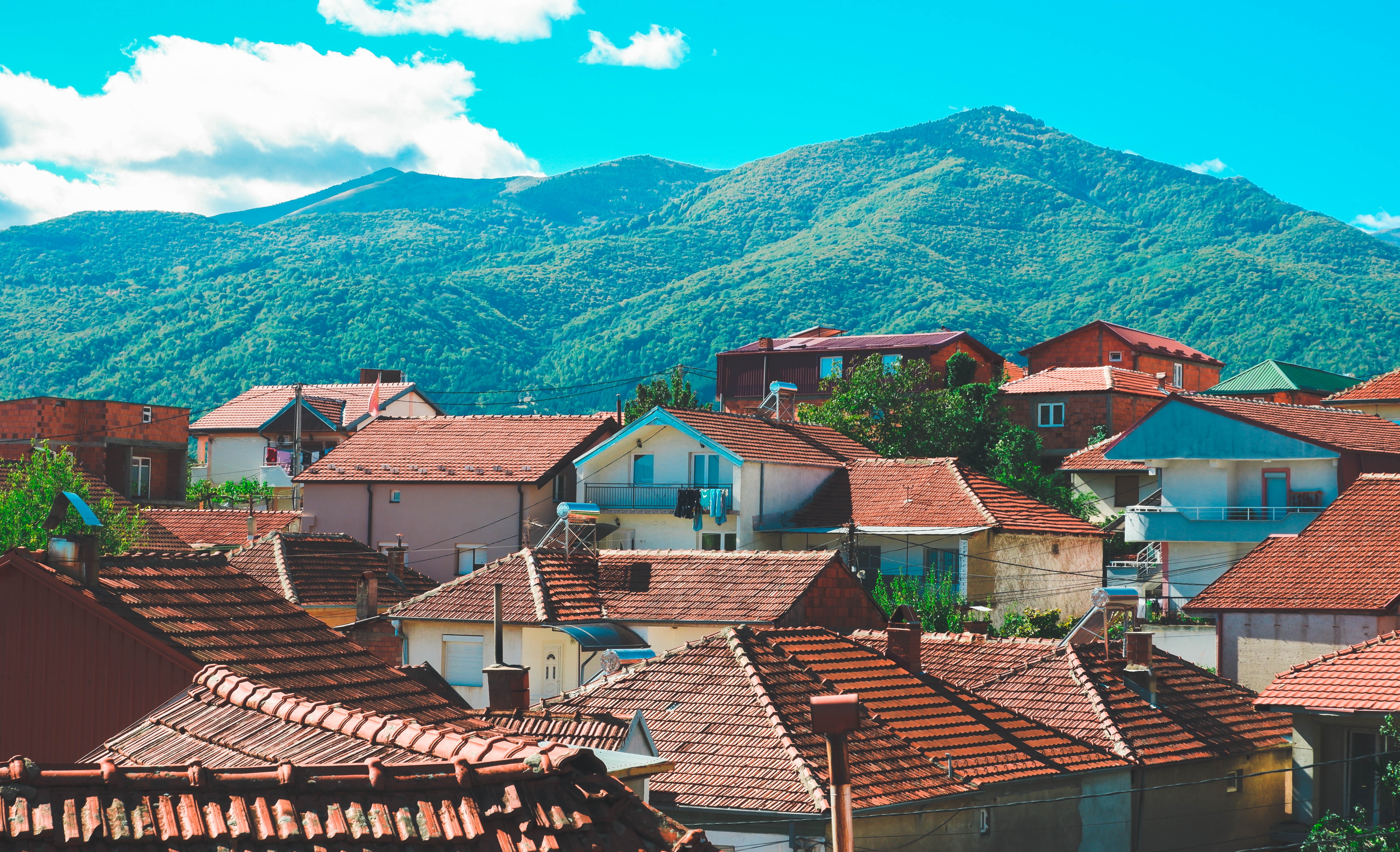 Traditionelle makedonske huse med røde tegltage i bjergby