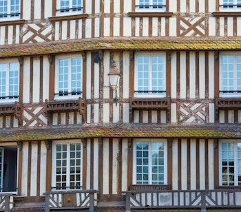 Farverige traditionelle huse langs den charmerende havn i Honfleur, Normandiet, Frankrig