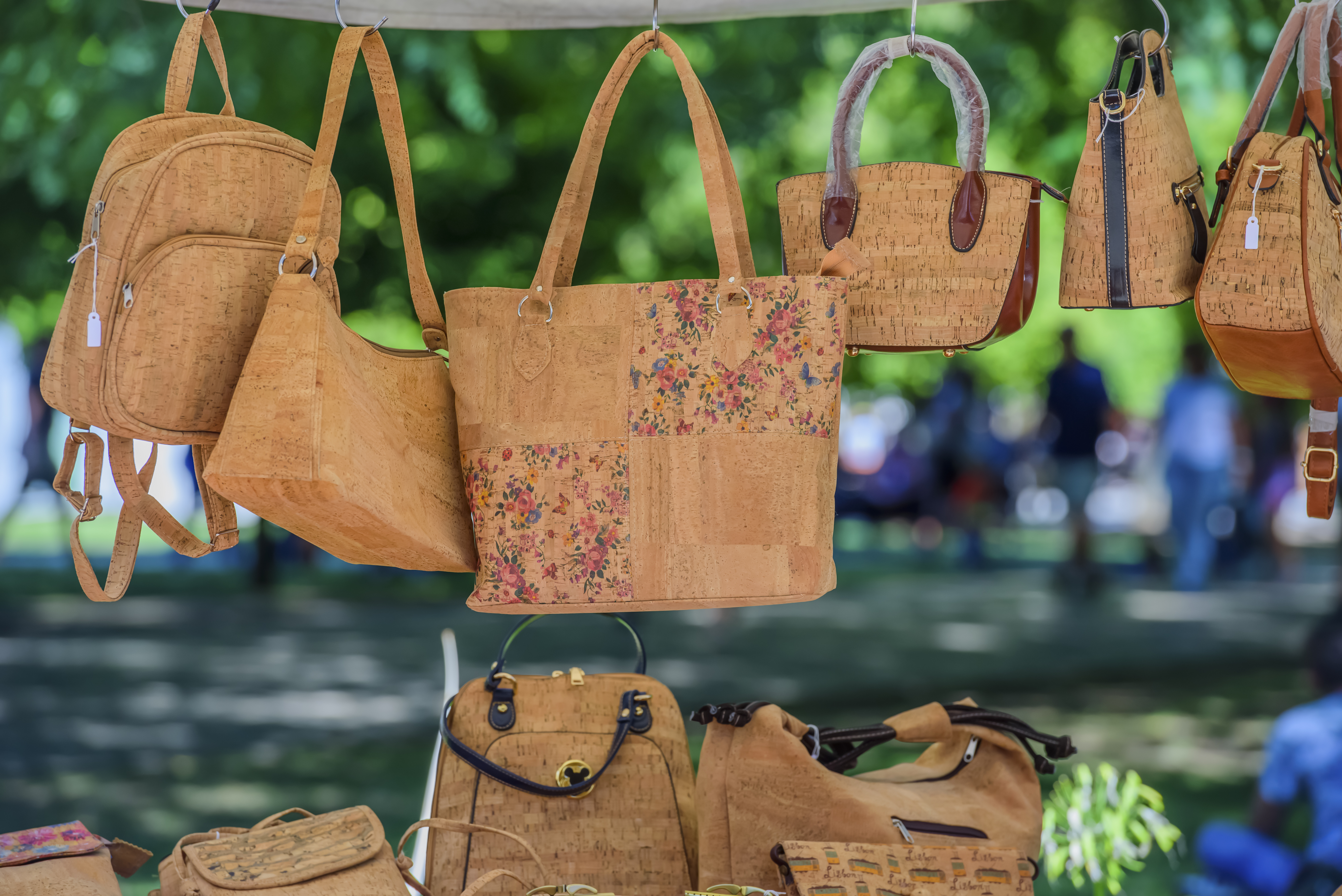 Traditionelle håndlavede korktasker på marked i Tavira, Portugal - autentiske portugisiske souvenirs lavet af bæredygtigt naturmateriale