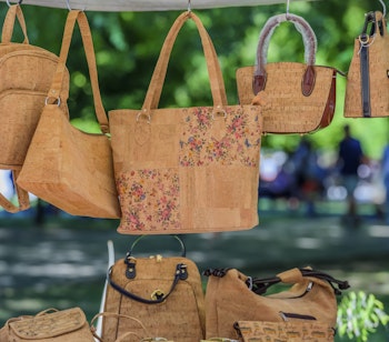 Traditionelle håndlavede korktasker på marked i Tavira, Portugal - autentiske portugisiske souvenirs lavet af bæredygtigt naturmateriale