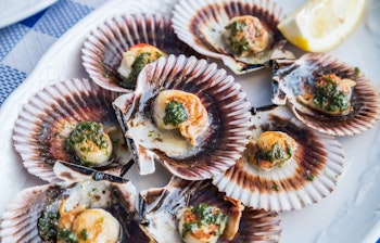 Traditionelle Lapas muslinger med grøn moyo sauce - en lokal skaldyrsdelikatesse fra Madeira og Tenerife øerne