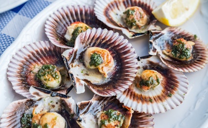 Traditionelle Lapas muslinger med grøn moyo sauce - en lokal skaldyrsdelikatesse fra Madeira og Tenerife øerne