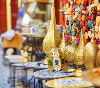Farverige traditionelle marokkanske lamper udstillet på souken i Fes, perfekt til at opleve Marrakech
