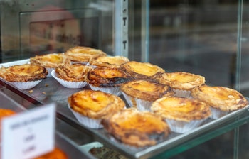 Traditionelle Pastéis de Nata, berømte portugisiske vaniljetærter fra Lissabon, en kulinarisk oplevelse på nytårsrejsen til Portugal