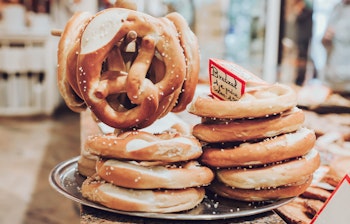 Traditionelle franske pretzels til salg på et farverigt marked i Alsace, perfekt til en gastronomisk rejseoplevelse