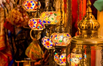 Farverige traditionelle Ramadan-lamper udstillet i Dubai Krydderi Souk, en populær turistattraktion med håndlavede orientalske lysdekorationer
