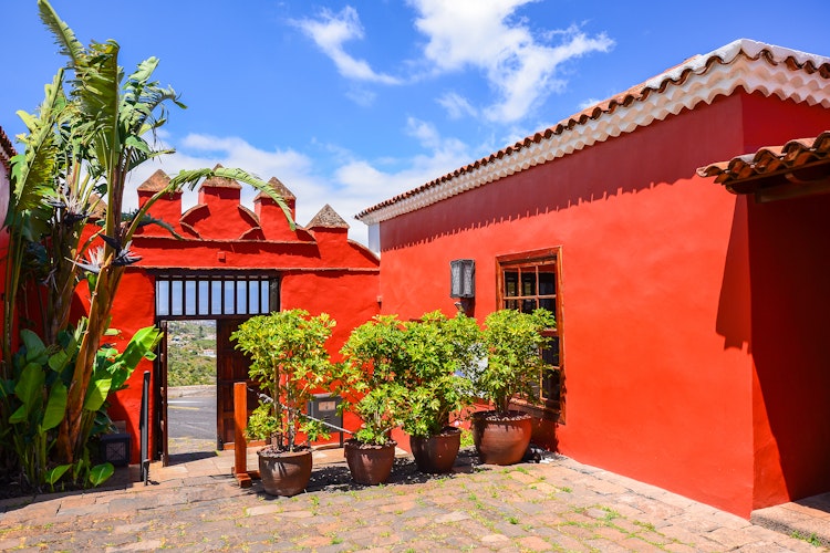 Traditionelle røde bygninger ved Casa del Vino La Baranda i El Sauzal på Tenerife med karakteristisk kanarisk arkitektur og frodige planter