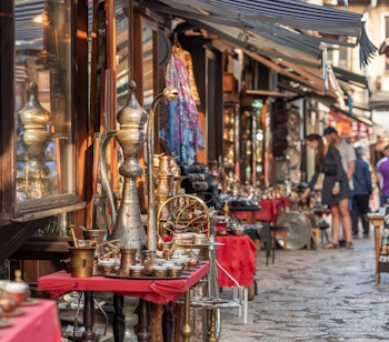 Farverige traditionelle souvenirbutikker med håndlavede kobbergenstande i Bascarsija-basaren i Sarajevos gamle bydel, Bosnien