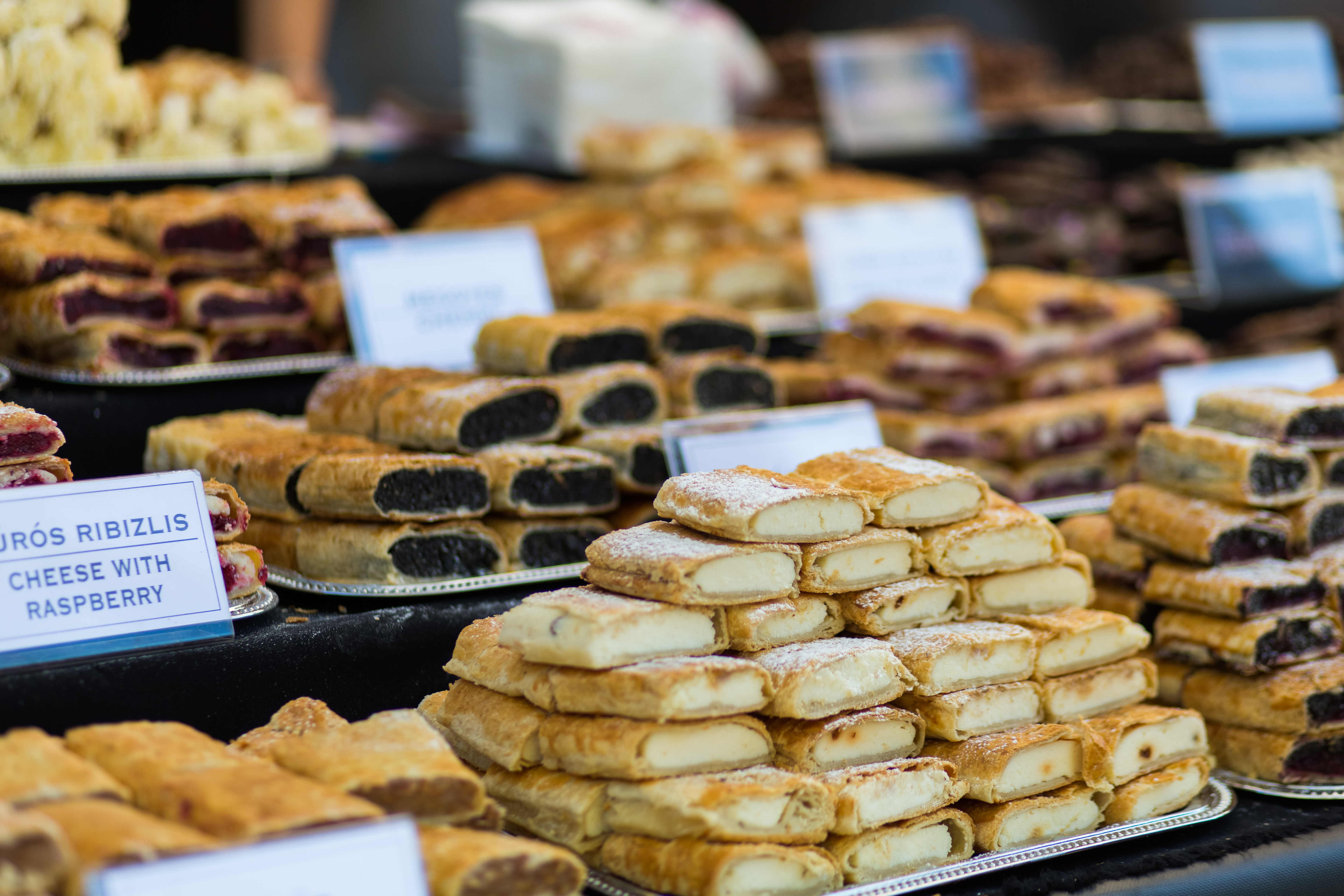 Friske traditionelle ungarske kager og søde tærter udstillet i et lokalt bageri i Budapest