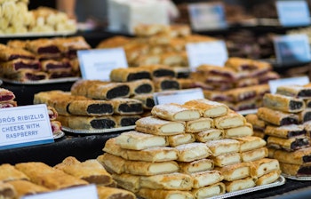 Friske traditionelle ungarske kager og søde tærter udstillet i et lokalt bageri i Budapest