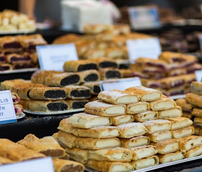 Friske traditionelle ungarske kager og søde tærter udstillet i et lokalt bageri i Budapest