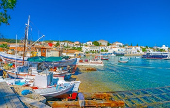 Charmerende gammelt skibsværft med træbåde ved havnen på den græske ø Spetses, perfekt til en autentisk middelhavsferie