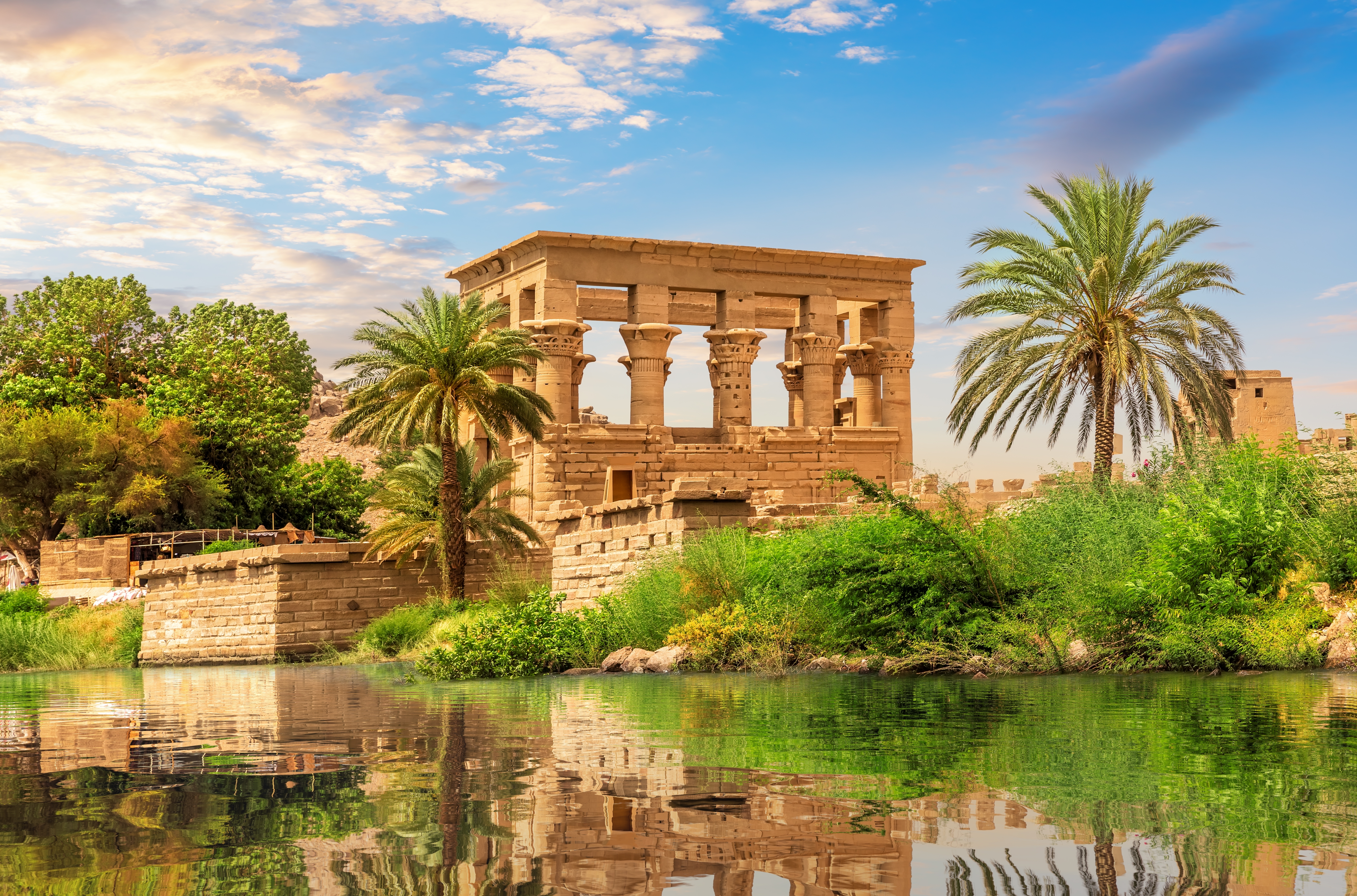 Trajans Kiosk ved Philae-templet spejler sig i Nilen ved Aswan i Egypten