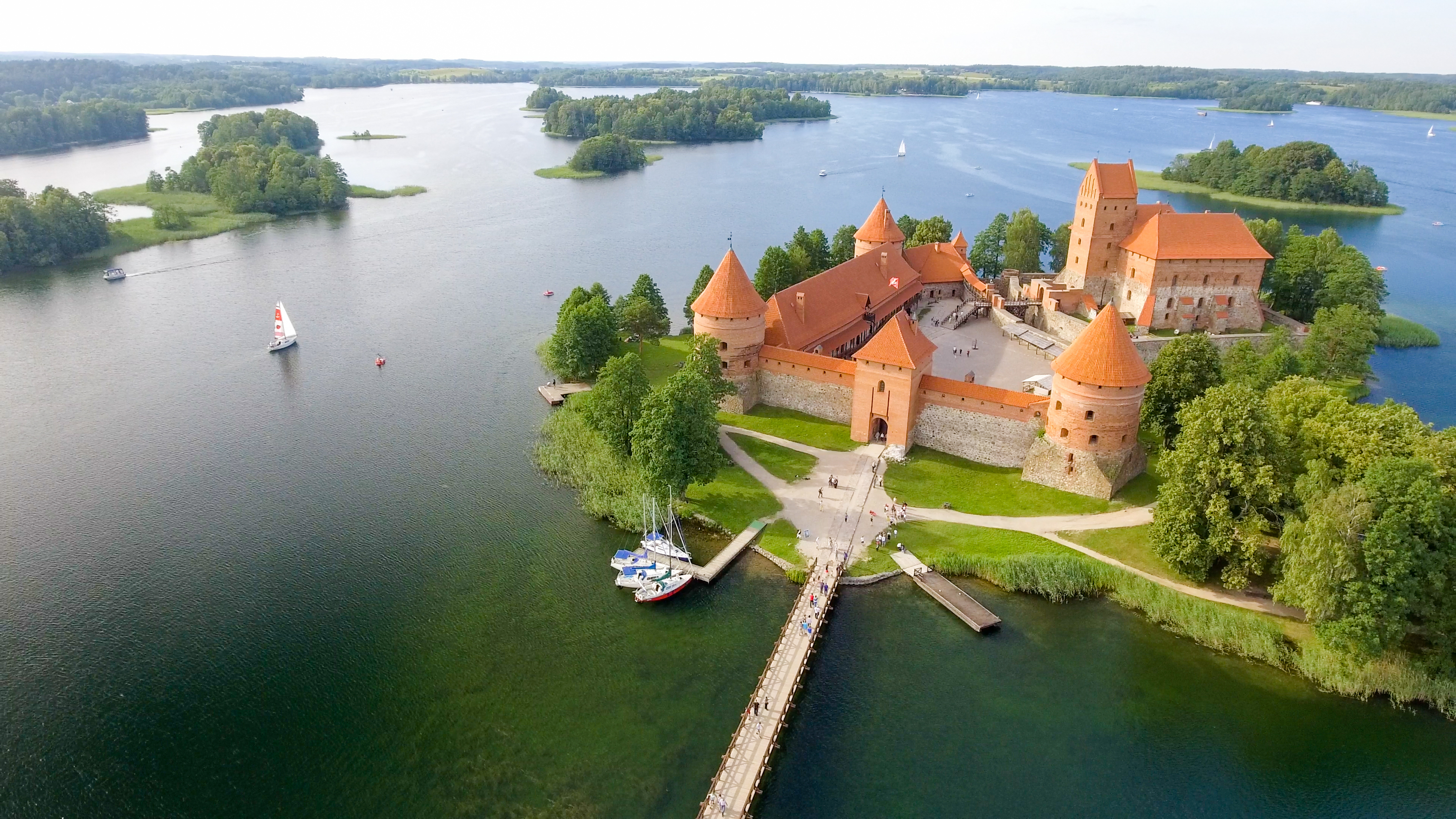 Luftfoto af Trakai Borg på ø omgivet af blå søer i Litauen om sommeren