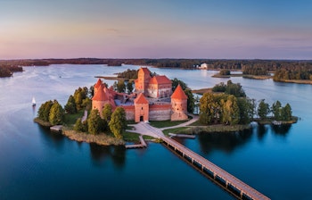 Luftfoto af det middelalderlige Trakai slot på en ø i Galve-søen, Litauens mest berømte historiske seværdighed