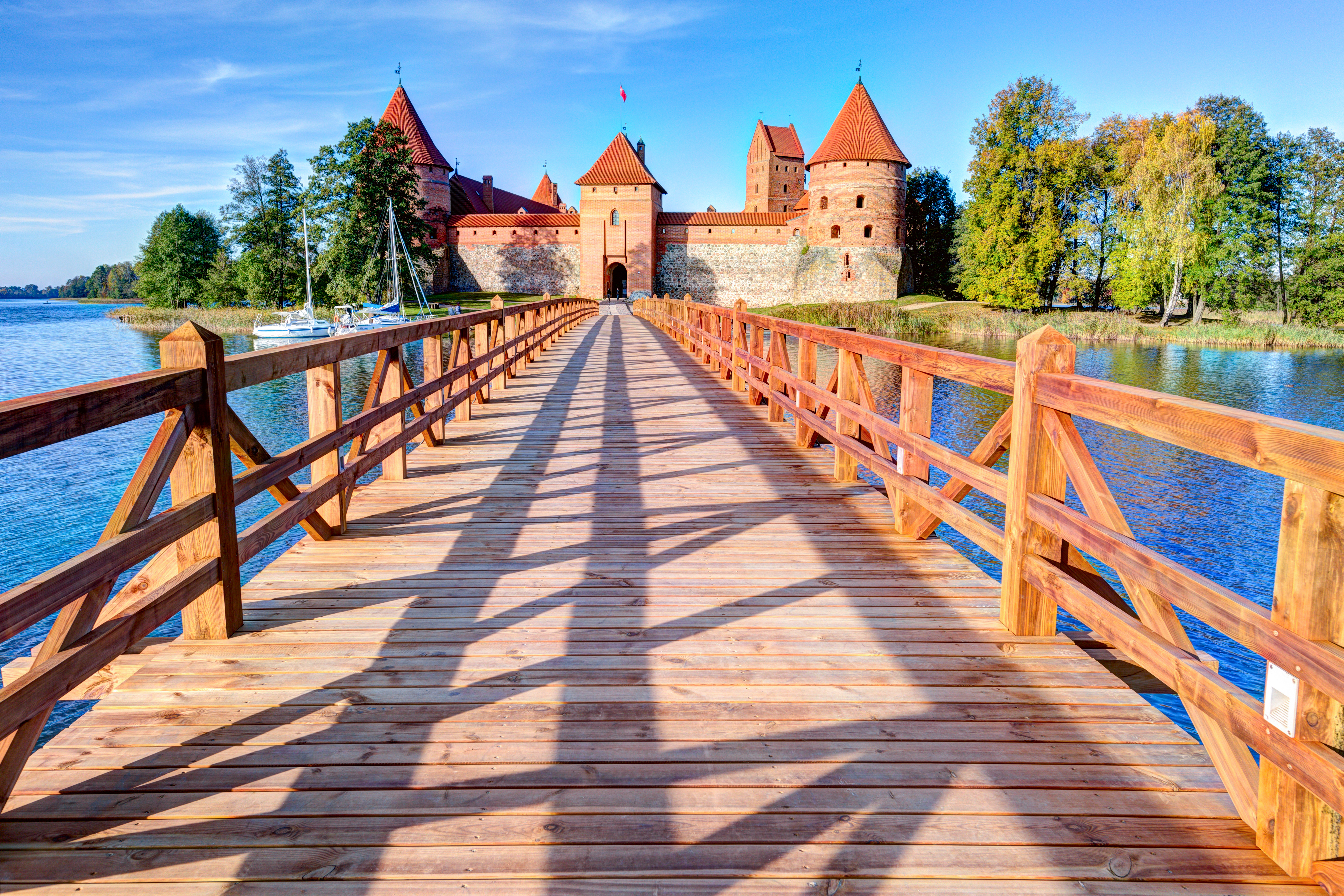 Middelalderslottet Trakai på en ø i Litauen omgivet af vand i det tidlige efterår, et historisk vartegn og populær turistattraktion
