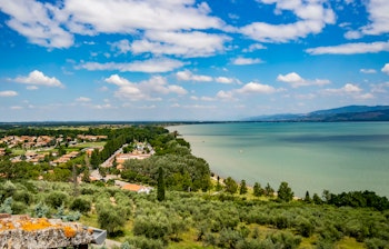 Smuk panoramaudsigt over Trasimeno-søen fra den historiske by Castiglione del Lago i Umbrien, Italien