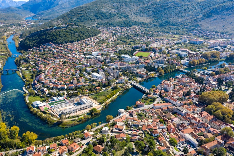 Luftfoto af Trebinje historiske bycenter med Trebisnjica-floden og bjerge i Bosnien-Hercegovina