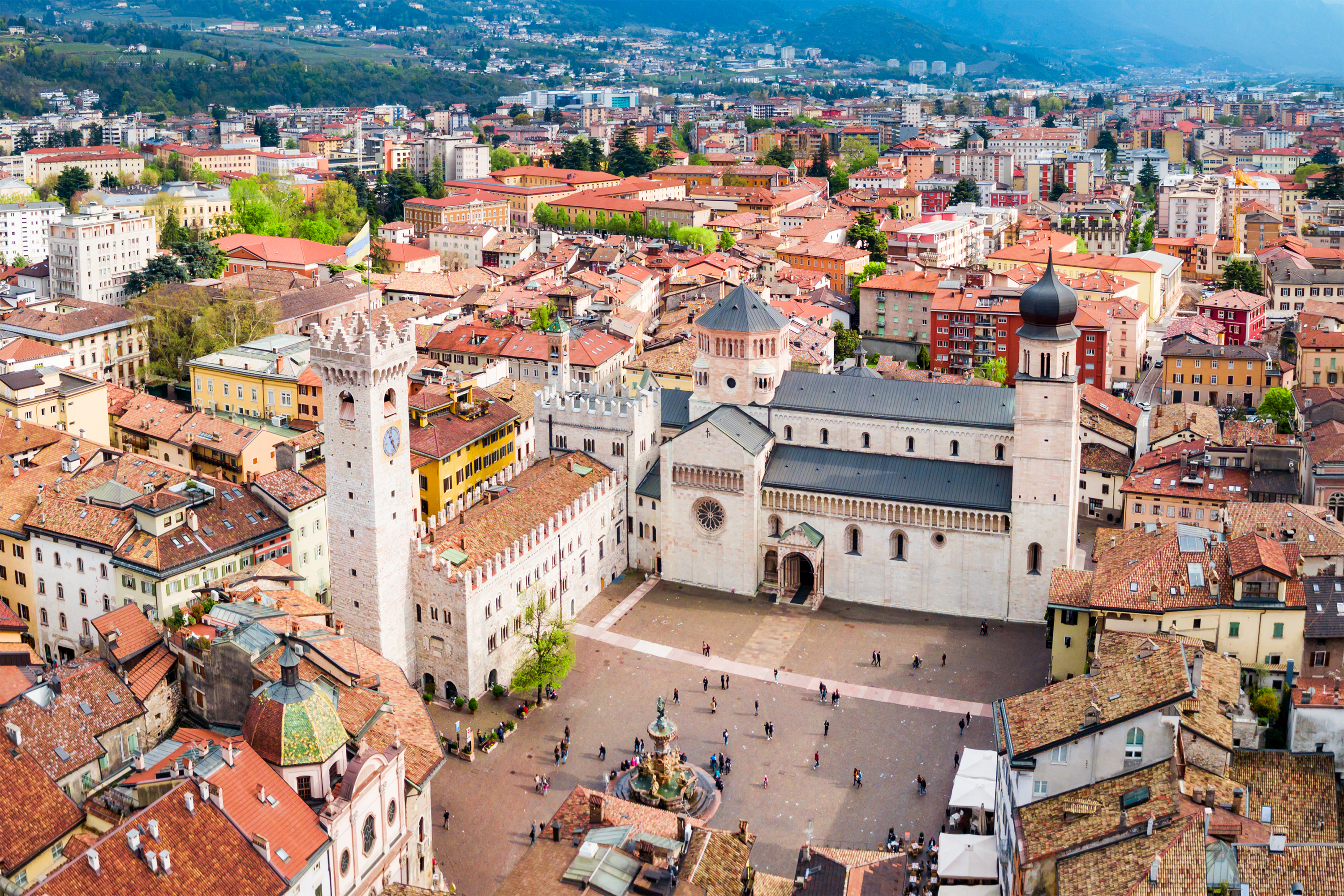 Luftfoto af Trento Katedral og det historiske bycentrum i Norditalien med karakteristiske terrakottatage og middelalderlig arkitektur