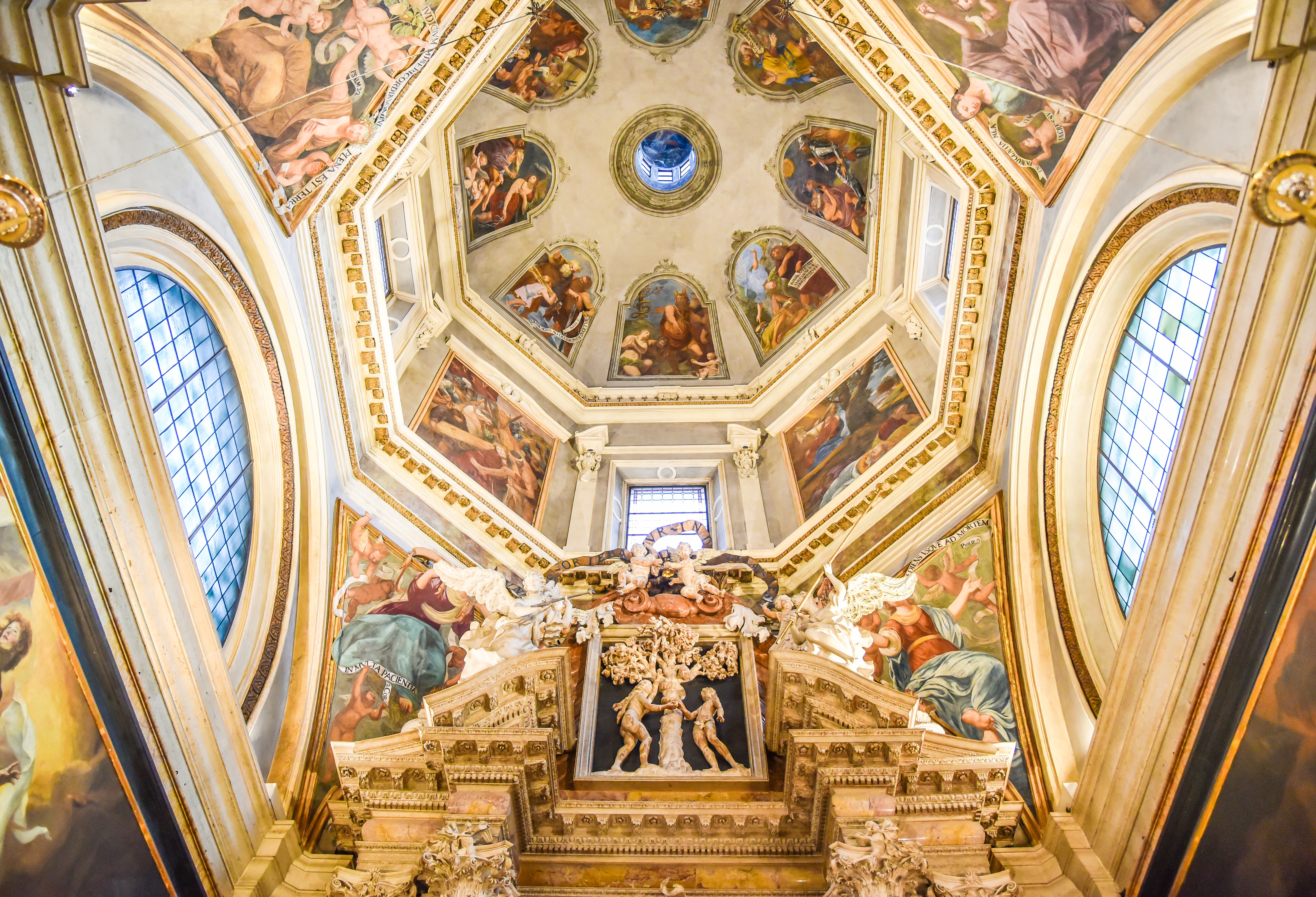 Pragtfuldt udsmykket loft og kuppel i Trento Domkirke San Vigilio med barokke fresker og forgyldte dekorationer i Trentino, Italien