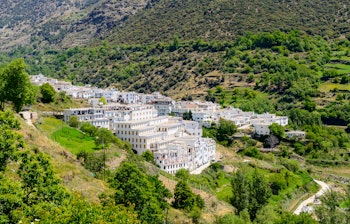 Den charmerende hvide bjerglandsby Trevélez beliggende på skråningerne af Alpujarras-bjergene i Sierra Nevada Nationalpark, Granada-provinsen, Andalusien