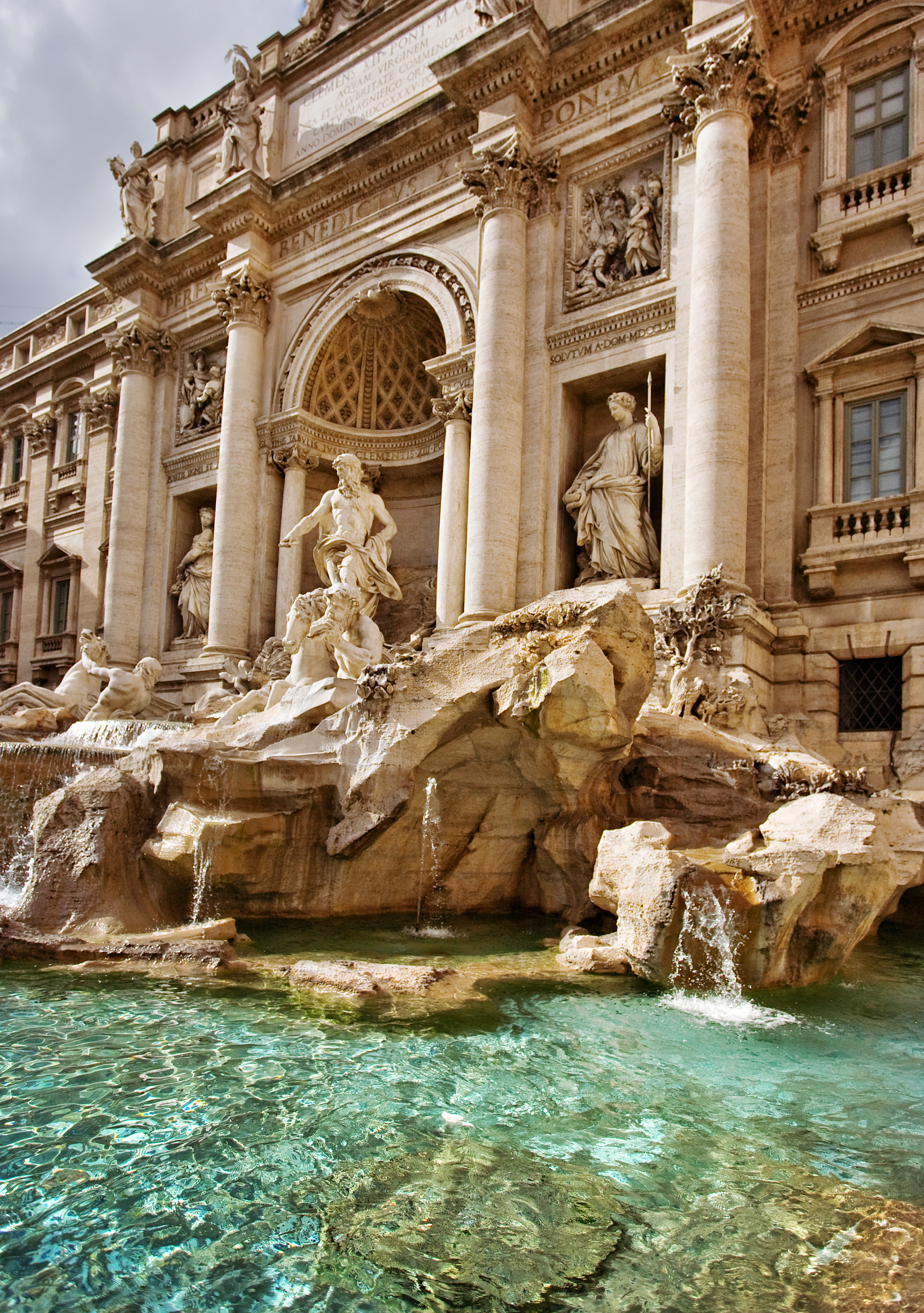 Den berømte Trevi-fontæne i Rom med sine imponerende barokke vandskulpturer og hvide marmorstatuer – et must-see på enhver rejse til Italien