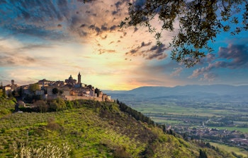 Betagende panoramaudsigt over den historiske middelalderby Trevi på en bakketop i Umbrien, Italien, ved solnedgang
