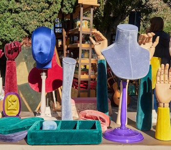 Nostalgiske mannequiner og butiksfigurer fra en gammel modebutik udstillet på et charmerende loppemarked i Trevi, Umbrien - en unik shopping-oplevelse i Italien