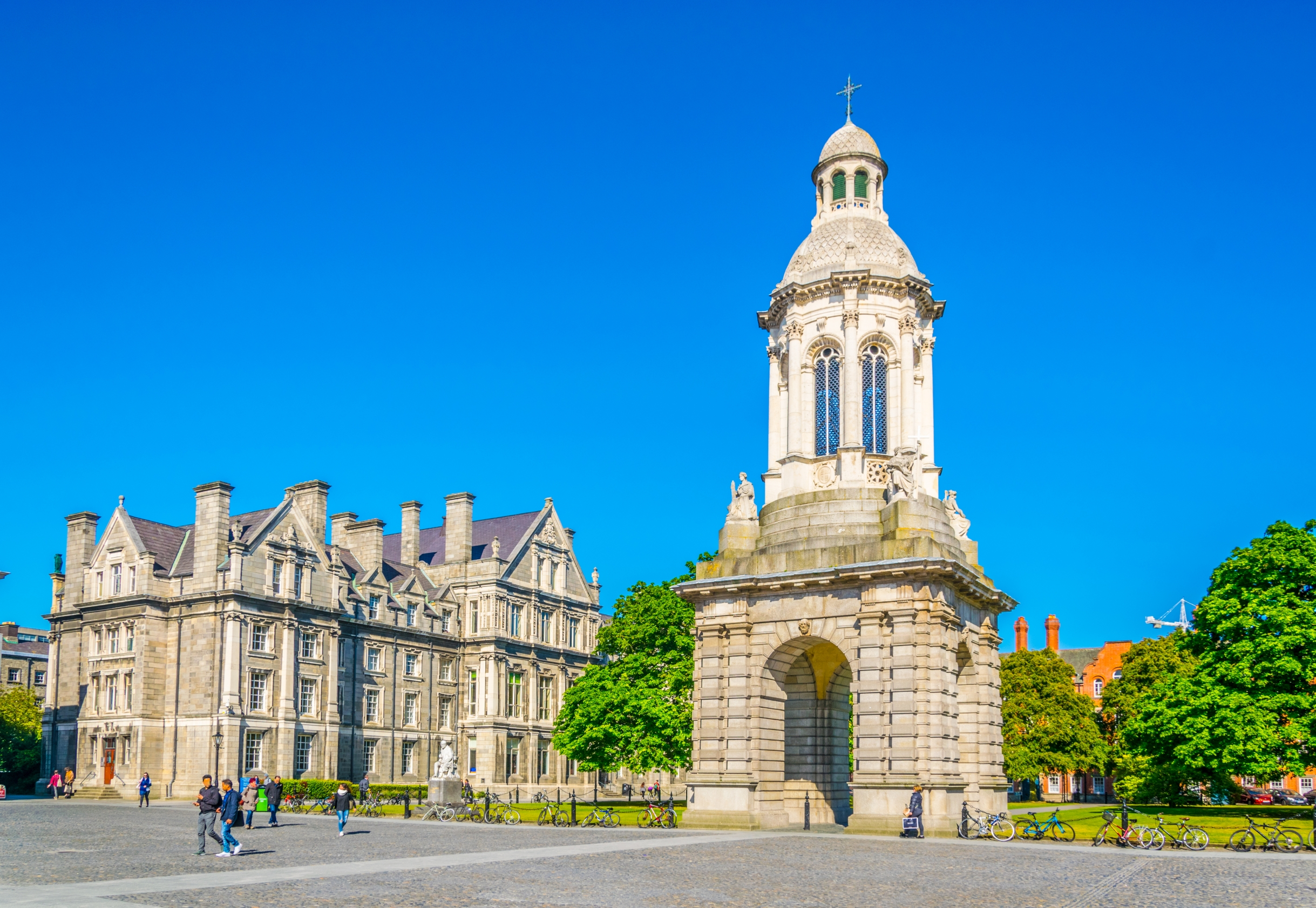 Det ikoniske Campanile-tårn på Trinity College i Dublin, Irland, med sin historiske arkitektur mod blå himmel