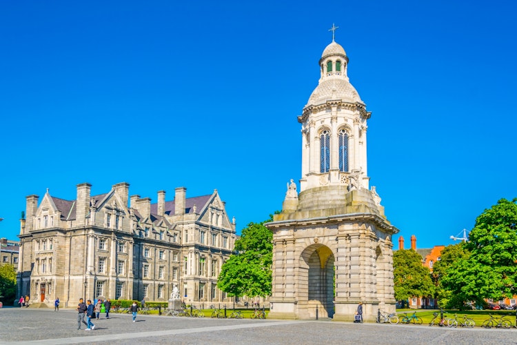 Det ikoniske Campanile-tårn på Trinity College i Dublin, Irland, med sin historiske arkitektur mod blå himmel