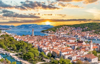 Luftfoto af UNESCO-beskyttede Trogir med middelalderlig arkitektur omgivet af det turkisblå Adriaterhav nær Split, Kroatien