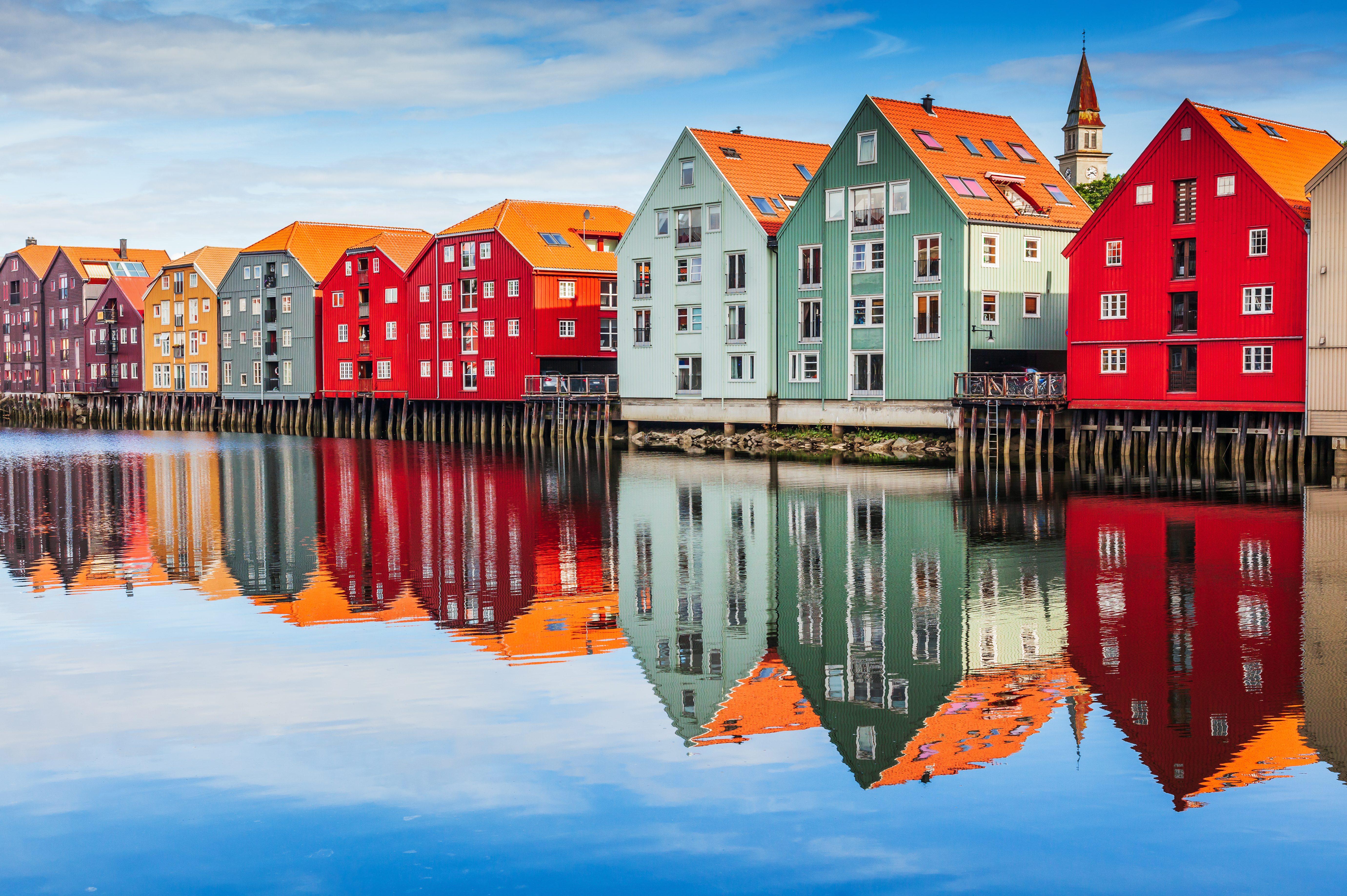 Farverige træhuse ved vandet i Trondheim Norge med smukke refleksioner