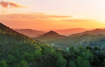Smukke Troodos bjerge med grønne fyrreskove og vandløb i Cyperns idylliske naturlandskab, perfekt til vandreferie