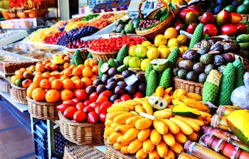 Farverige eksotiske frugter på det lokale marked Mercado Dos Lavradores i Funchal på Madeira