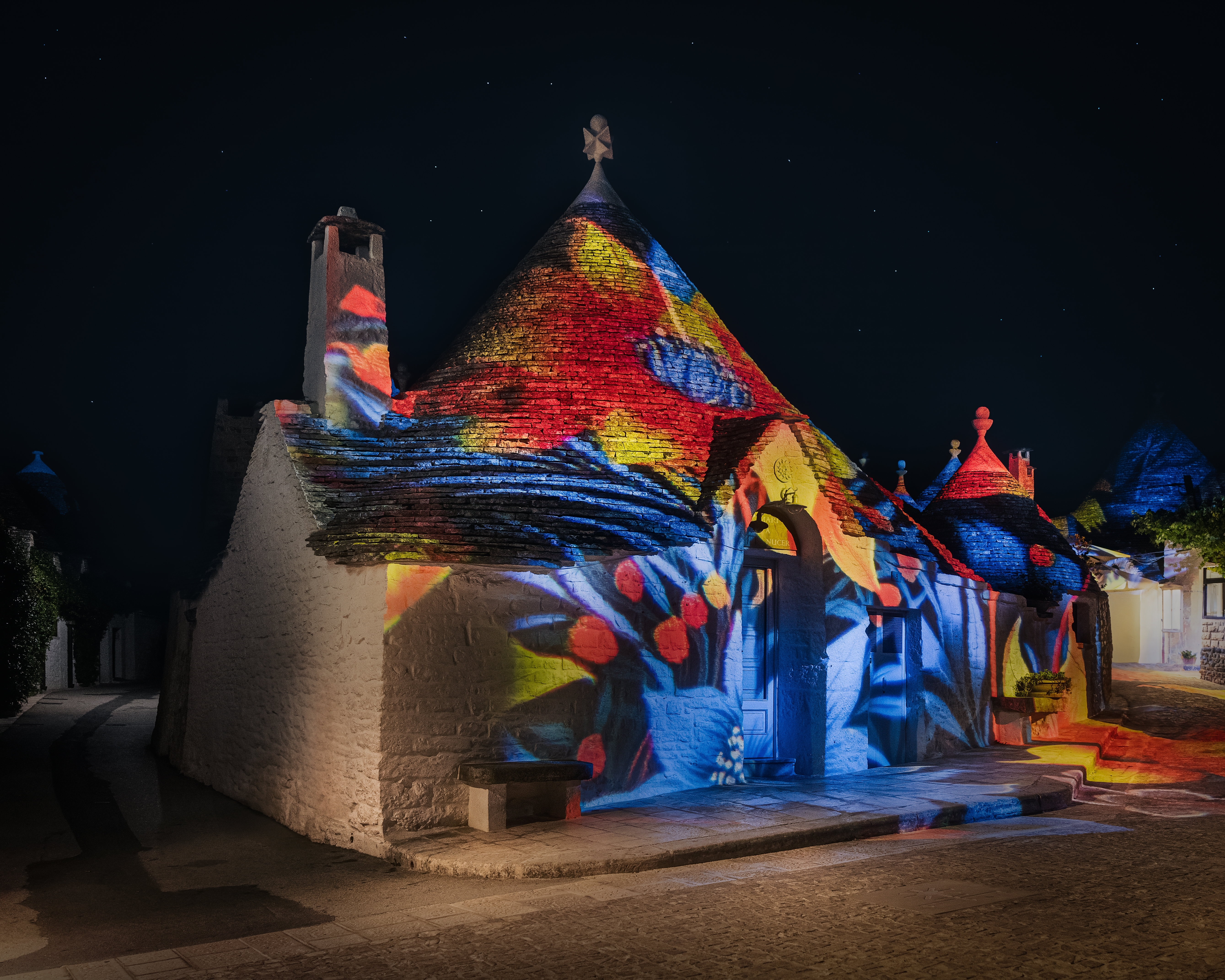 Magisk aftenbelysning på de traditionelle trulli-huse med kegleformede tage i Alberobello, Puglia, Italien