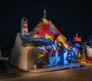 Magisk aftenbelysning på de traditionelle trulli-huse med kegleformede tage i Alberobello, Puglia, Italien