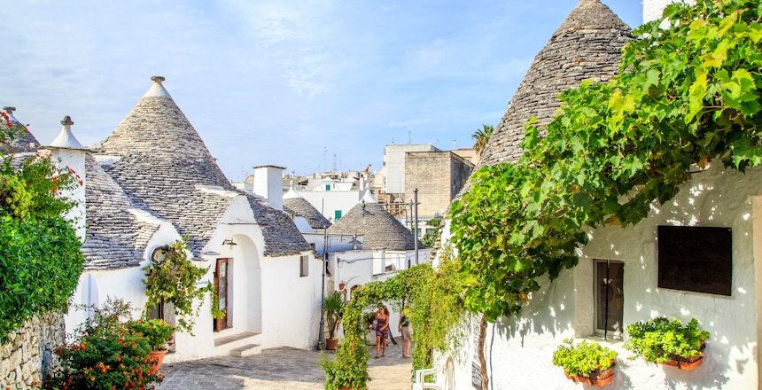 Charmerende trulli-huse med kegleformede tage i Alberobello, Puglia, Italien - UNESCO verdensarv og populær turistdestination