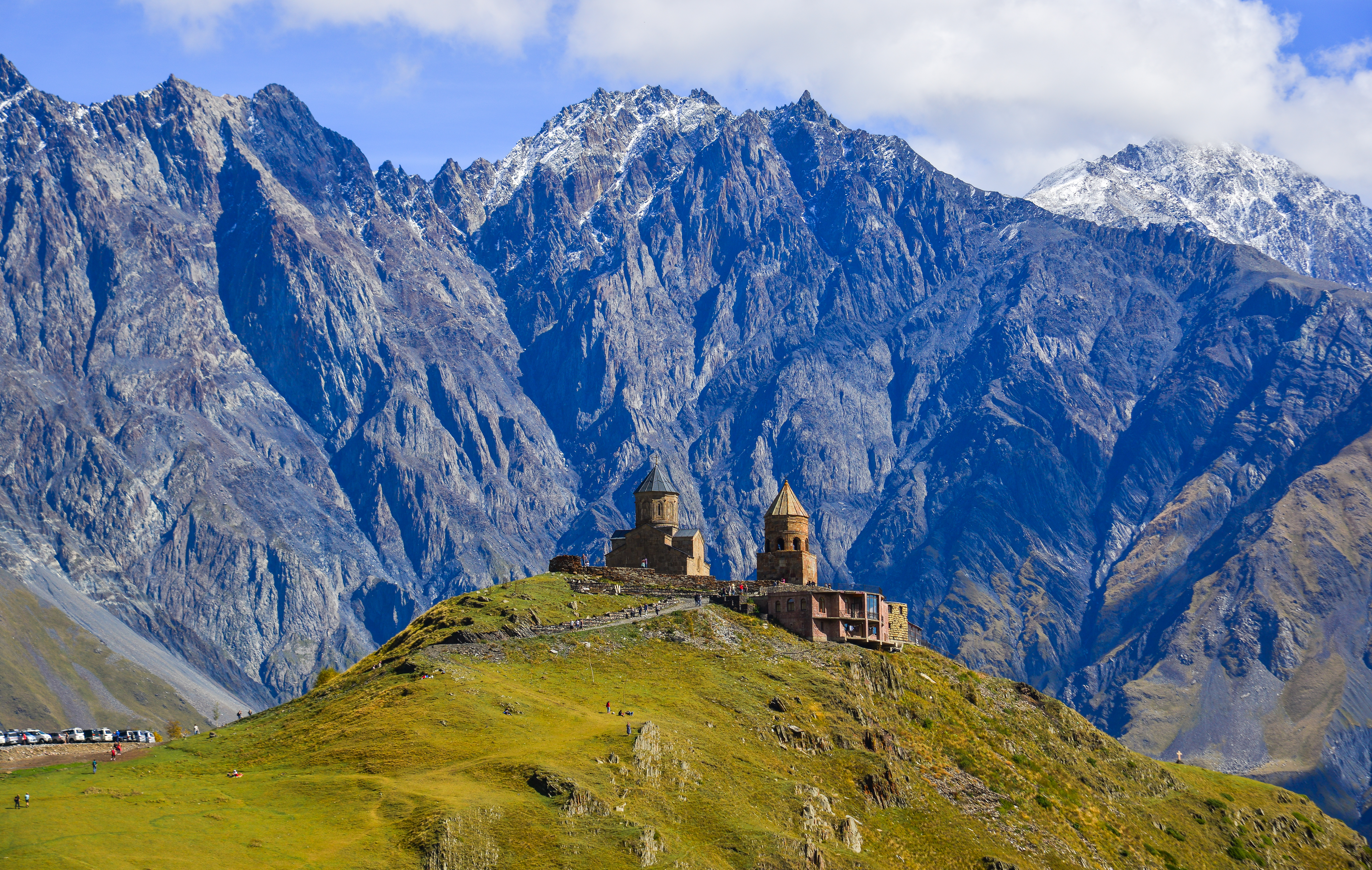 Den historiske Tsminda Sameba kirke med snedækkede Kazbegi-bjerge i baggrunden, et ikonisk landemærke i Georgiens betagende bjerglandskab