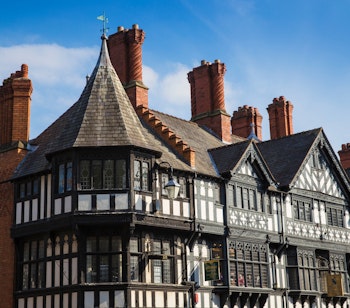 Historiske Tudor-bygninger med bindingsvaerk og kegleformet taarn i Chester England
