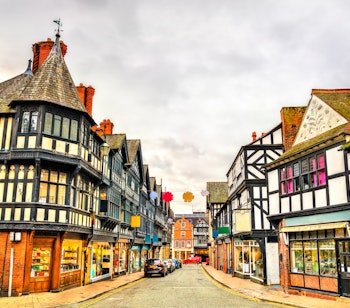 Historiske bindingsværkshuse med karakteristisk sort-hvidt mønster i den middelalderlige by Chester i England