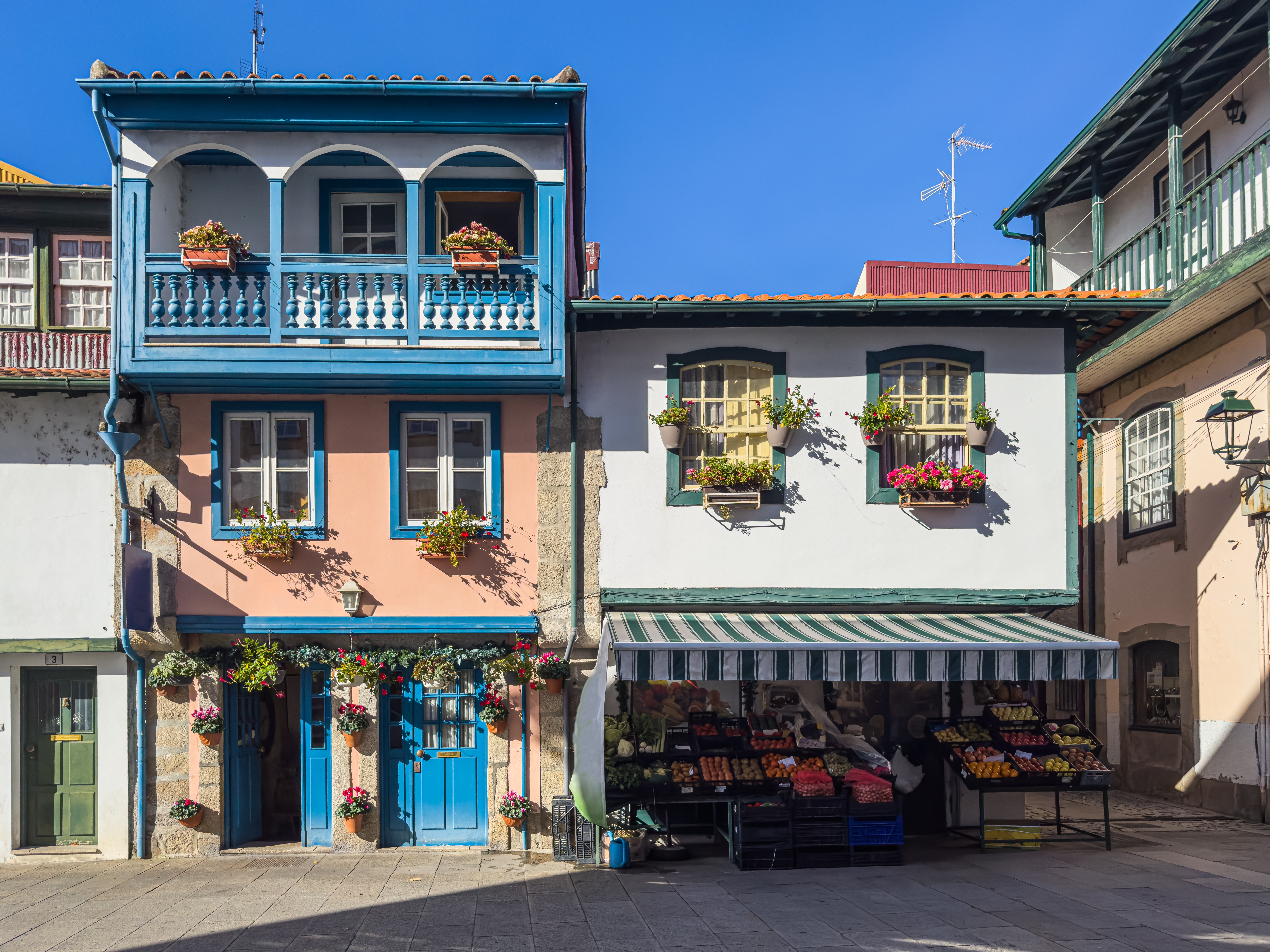 Typisk farverigt portugisisk hus med blomster på en historisk gade i Chaves, Nordportugal