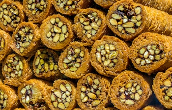 Traditionel tyrkisk kadayif baklava med honning og pistacienødder, en lækker mellemøstlig dessert