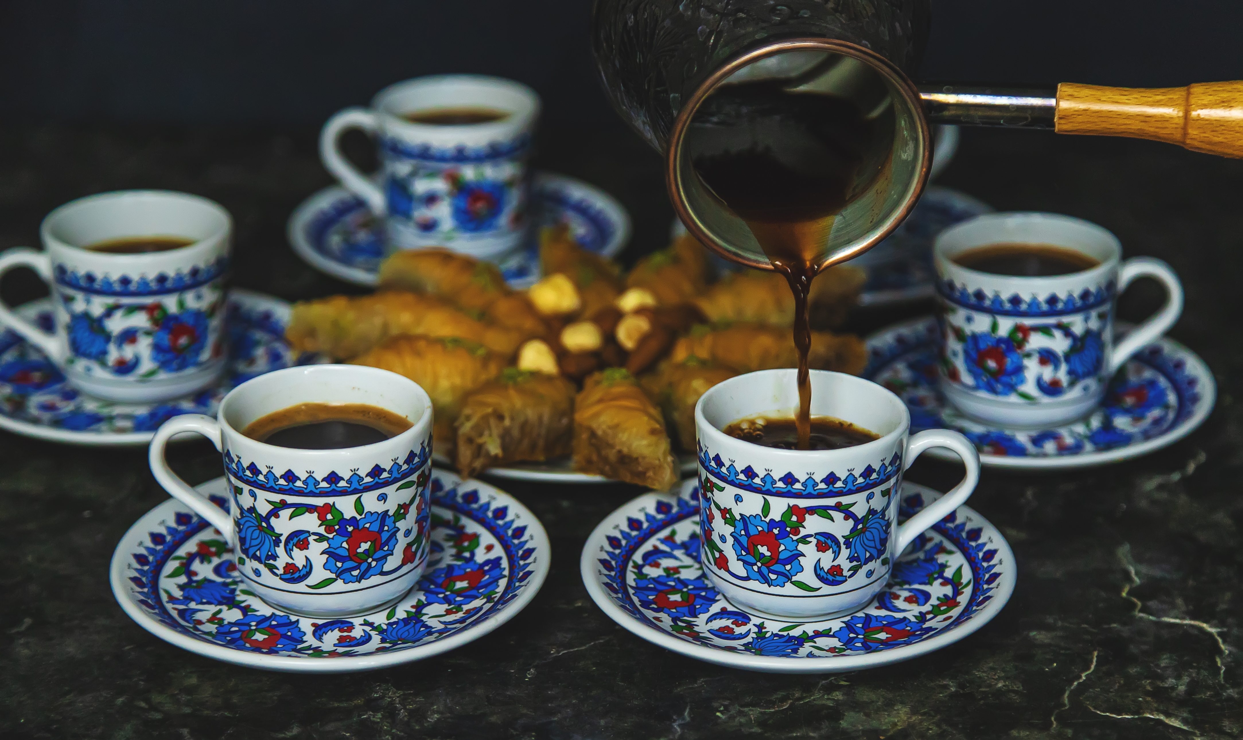 Traditionel tyrkisk baklava med pistacienødder serveret med sort kaffe, autentisk mellemøstlig dessertoplevelse på rejser til Tyrkiet