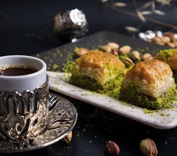 Traditionel tyrkisk kaffe serveret med pistacie-baklava fra Gaziantep-regionen, en autentisk smagsoplevelse på rejser til Tyrkiet