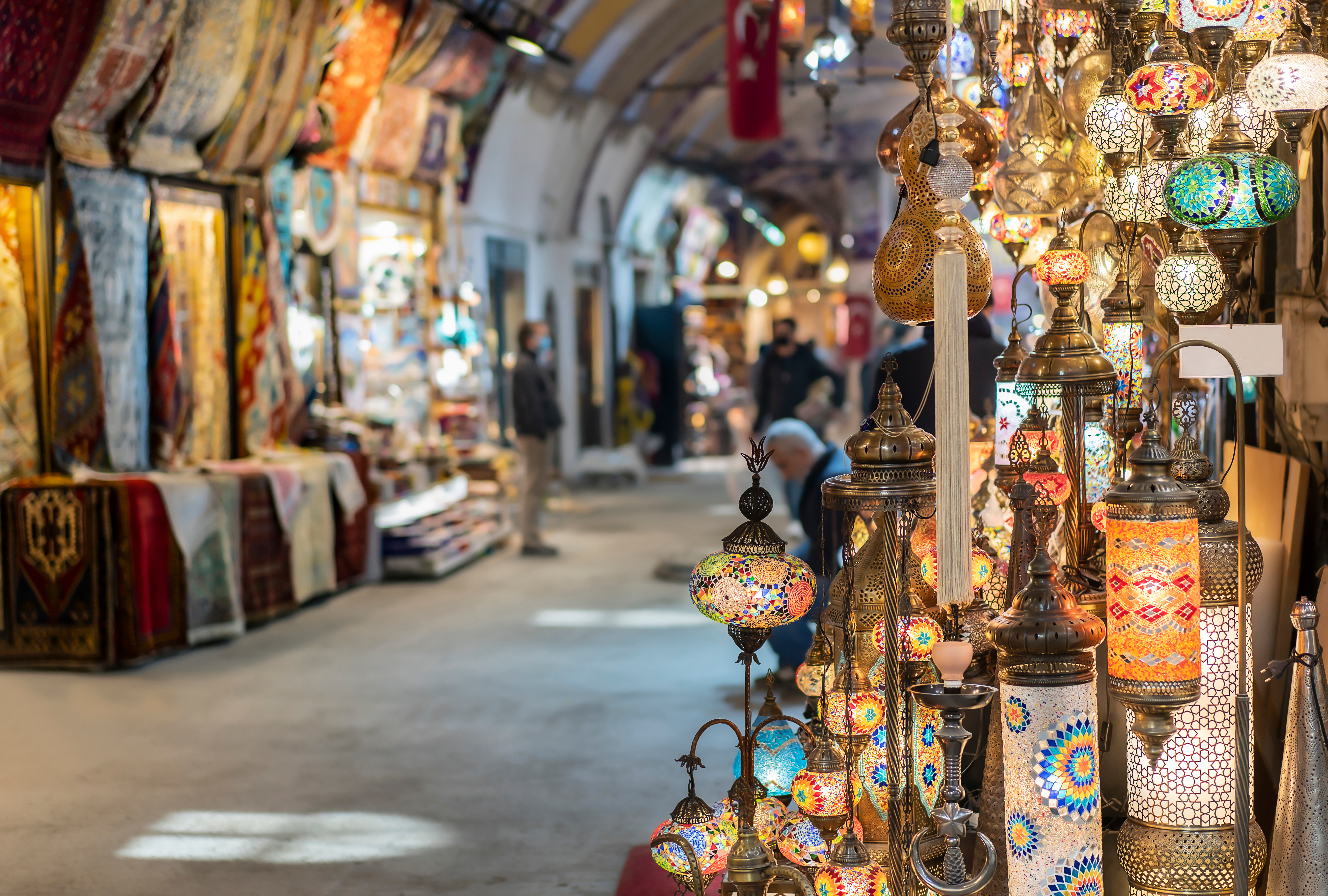 Farverige traditionelle tyrkiske mosaiklamper udstillet i en souvenirbutik i det historiske Grand Bazaar i Istanbul, Tyrkiet
