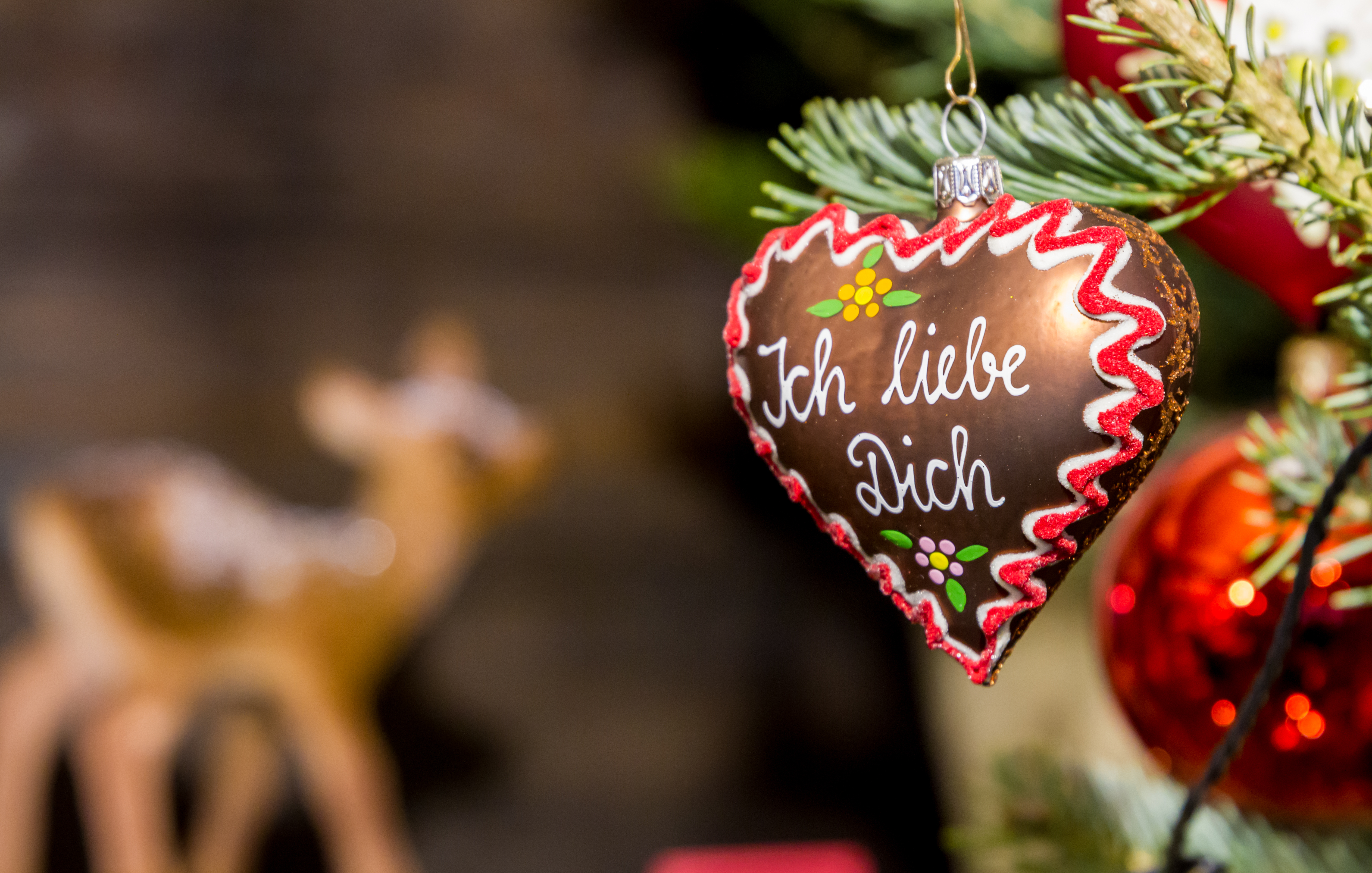 Traditionelt tysk julemarked hjerteornament med kærlighedsbesked hængende på juletræ